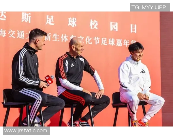 足球明星同框瞬间大揭秘:他们的友谊与荣耀在合影中绽放