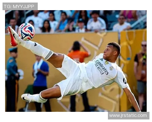 足球明星意外受伤瞬间曝光引发球迷热议与关注