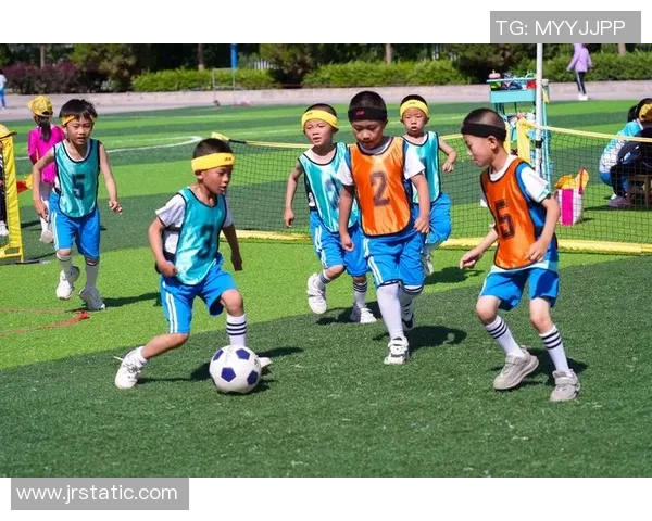 足球明星携手孩子共赴绿茵场展现梦想与激情的精彩瞬间